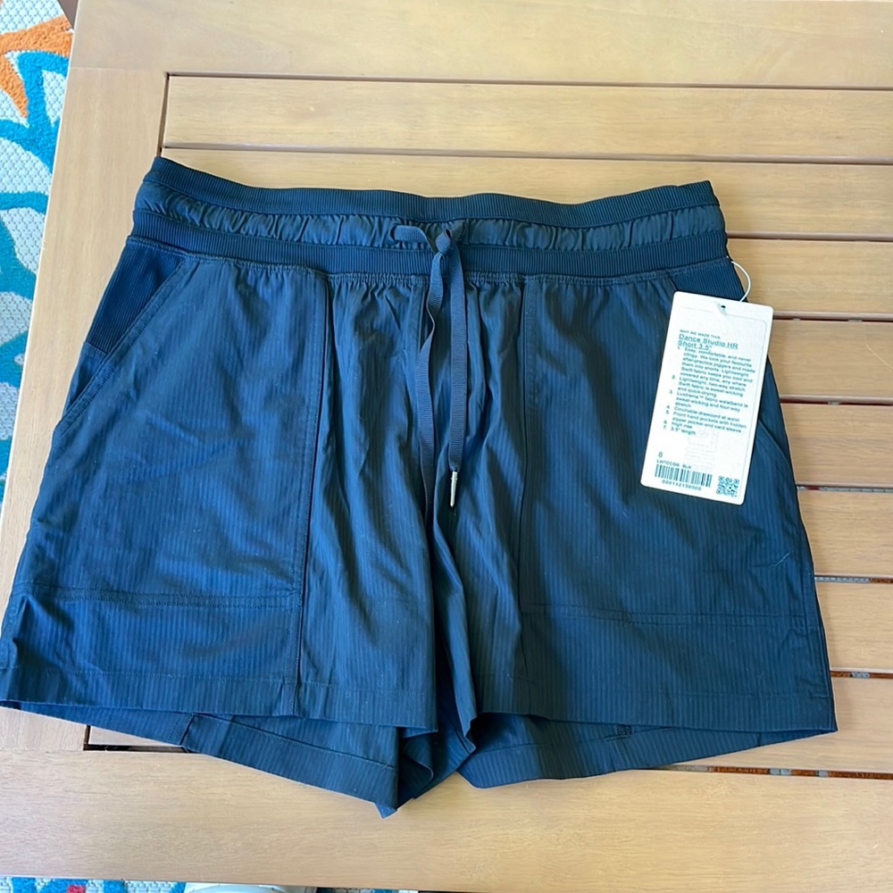 LULU STUDIO SHORTS BLACK SIZE 8